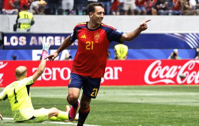 Mikel Oyarzabal celebra uno de los goles a Austria