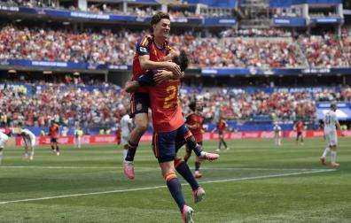 Oyarzabal y Gavi celebran uno de los goles del guipuzcoano