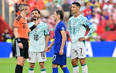 Cristiano Ronaldo y Luka Modric hablan con el árbitro en el partido que ha enfrentado a Portugal y Croacia