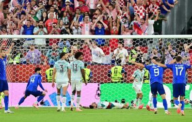 El croata Josko Gvardiol (segundo por la izquierda), celebra el gol del empate ante Portugal, que posteriormente fue anulado por el VAR por fuera de juego