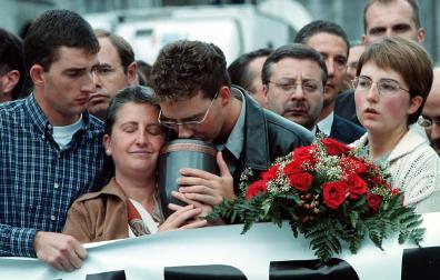15 de julio de 2001, tras el funeral por Múgica, hubo una marcha por Leitza contra ETA. Tras la pancarta, Reyes Zubeldia lleva la urna con las cenizas de su marido, rodeada por sus hijos Francisco, Daniel y Raquel