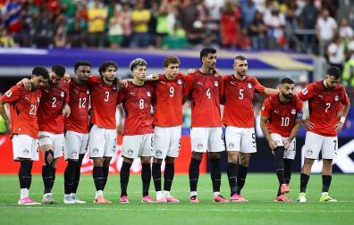 Los jugadores de Egipto, durante la tanda de penaltis contra Australia