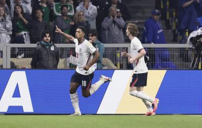 Bellingham, que hizo doblete, celebra uno de sus goles ante Inglaterra