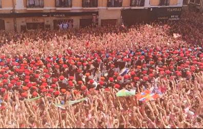 Vídeo de los gaiteros en la plaza del ayuntamiento después del chupinazo de San Fermín 2026