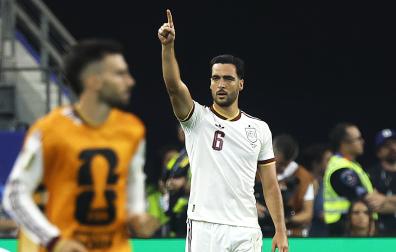 Mikel Merino de España celebra un gol en los octavos de final contra Portugal