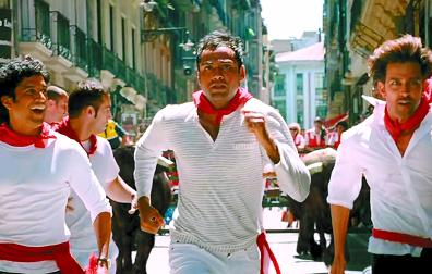 Los tres protagonistas de Zindagi na milegi dobara corren ante los toros en Estafeta, pero en sentido contrario.
