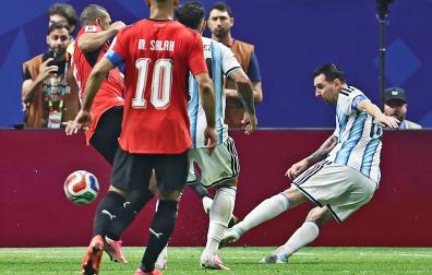 Momento en el que Leo Messi golpea con la zurda el que fue 2-2 contra Egoipto