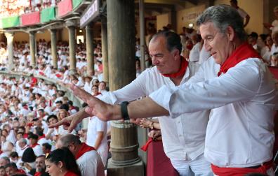 Alberto Núñez Feijóo, con Carlos García Adanero, este martes en la plaza de toros