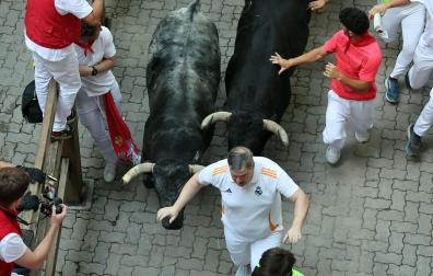 Segundo encierro de San Fermín 2026 con toros de Cebada Gago en la bajada al callejón.