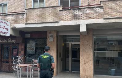 Un agente de la Guardia Civil, frente al edificio desalojado.