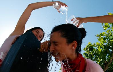 Jóvenes refrescándose en la durante las fiestas de San Fermín en Pamplona
