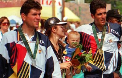 Miguel Induráin, tras conseguir la medalla de oro en los Juegos Olímpicos de Atlanta 97, acompañado de su mujer Marisa y de su hijo Miguel, junto a Abraham Olano, que fue medalla de plata