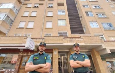 Guardias civiles que han participado en el desalojo del edificio de viviendas de Zizur en el que se ha producido una fuga de gas