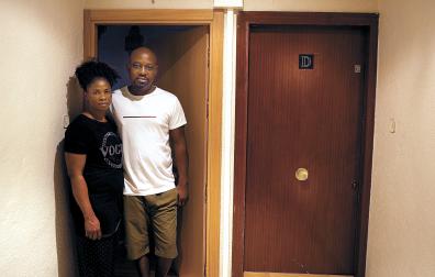 Patience y su marido, Osas, vecinos del piso donde se produjo la fuga