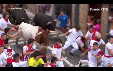 Al final del vídeo, se aprecia en la parte superior del círculo rojo como uno de los toros empitona en el brazo al corredor norteamericano