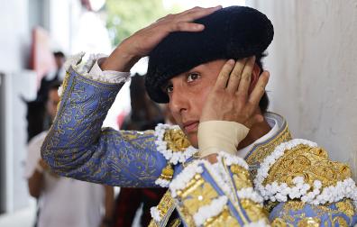 Andrés Roca Rey se coloca la montera antes del comienzo de la corrida de este jueves, 9 de julio, en la Feria del Toro 2026