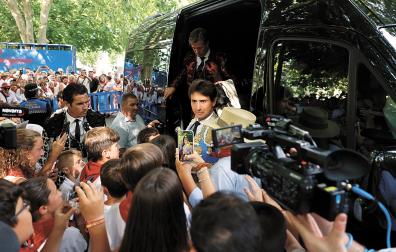 Un grupo de niños recibiendo ayer al diestro Andrés Roca Rey en su llegada junto a su cuadrilla a la plaza de toros pamplonesa