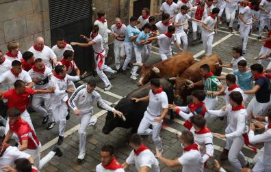 Fotos del cuarto encierro de San Fermín 2026 en Pamplona