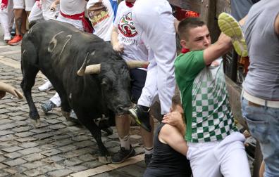Foto del 'milagro' en la curva de Mercaderes en el cuarto encierro de San Fermín.