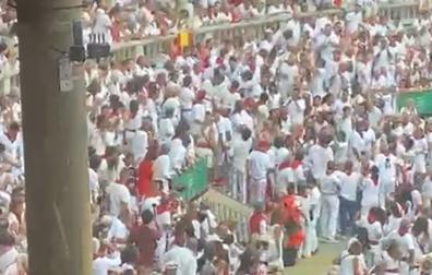 Vídeo del intento de intimidación a una persona por llevar la bandera de España en la Plaza de Toros