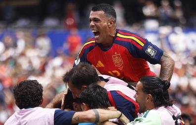 Pedro Porro se sube sobre sus compañeros tras lograr la victoria contra Bélgica
