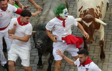 El 'Joker', con el móvil en la mano, corre hacia el callejón de la Plaza de Toros a escasa distancia de un astado