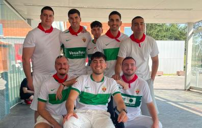 Adrián Labañera Fructuoso, herido de este quinto encierro, acompañado por su cuadrilla de Elche. Abajo a la izda., Javier López, el que le ha sacado del recorrido.