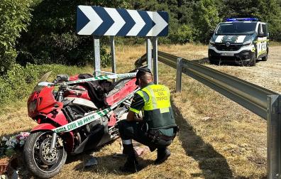 Un agente de la Guardia Civil junto a la motocicleta accidentada