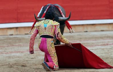 Los diestros Antonio Ferrera, Juan de Castilla e Isaac Fonseca ante los astados de José Escolar Gil en la quinta corrida de la Feria del Toro 2026