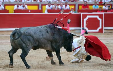 Los diestros Antonio Ferrera, Juan de Castilla e Isaac Fonseca ante los astados de José Escolar Gil en la quinta corrida de la Feria del Toro 2026