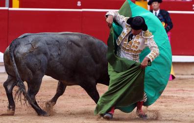 Los diestros Antonio Ferrera, Juan de Castilla e Isaac Fonseca ante los astados de José Escolar Gil en la quinta corrida de la Feria del Toro 2026