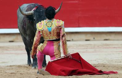 Los diestros Antonio Ferrera, Juan de Castilla e Isaac Fonseca ante los astados de José Escolar Gil en la quinta corrida de la Feria del Toro 2026
