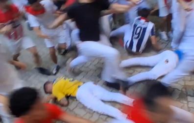 Vídeo del momento en el que un mozo cae inconsciente en el encierro y es pisoteado por la manada y corredores