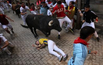 Fotos del corredor que ha quedado inconsciente en la bajada al callejón en el sexto encierro de San Fermín