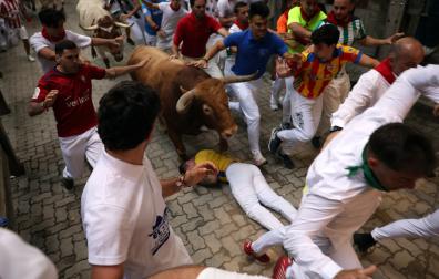 Fotos del corredor que ha quedado inconsciente en la bajada al callejón en el sexto encierro de San Fermín