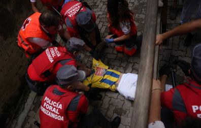 Fotos del corredor que ha quedado inconsciente en la bajada al callejón en el sexto encierro de San Fermín