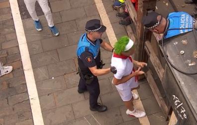Vídeo: Momento en el que la Policía Municipal retira de nuevo al 'Joker' del recorrido del encierro