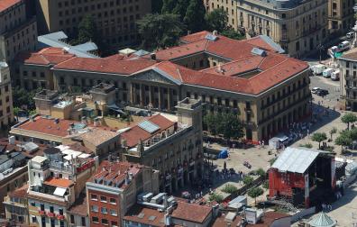El edificio del Palacio de Navarra, sede del Gobierno de Navarra, al fondo, en esta imagen aérea tomada el pasado 9 de julio