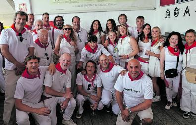 Javier Nuñez, de pie casi en el centro de la primera fila, con familiares y amigo