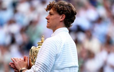 Jannik Sinner sujeta el trofeo tras hacerse con su segundo Wimbledon