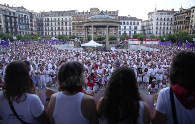 Aspecto que presentaba la Plaza del Castillo en la concentración de condena por las agresiones sexistas en Sanfermines
