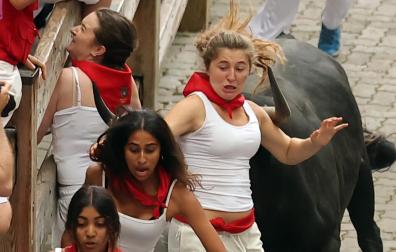 Fotos del séptimo encierro de San Fermín 2026 con toros de Miura.