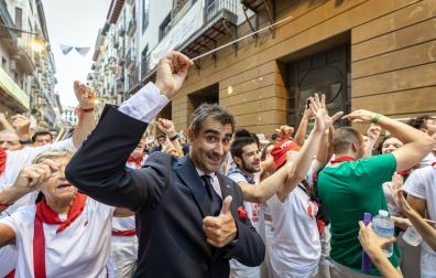 El subdirector de La Pamplona, Carlos Garcés, dirige las Dianas por la calle Mayor