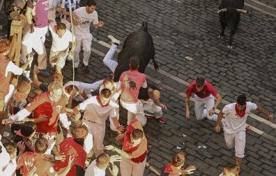 Secuencia exclusiva de la cornada en el Ayuntamiento durante el último encierro de San Fermín 2026