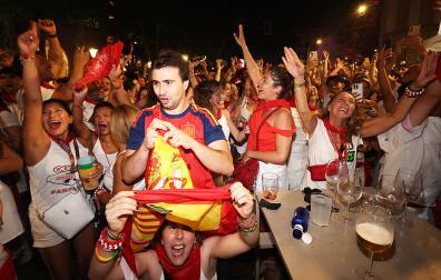 Aficionados navarros celebran el triunfo de España contra Francia en un bar de Pamplona