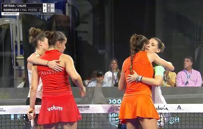 Marta Ortega y Martina Calvo saludan a Giulia Dal Pozzo y Nuria Rodríguez tras el choque de octavos del Málaga P1