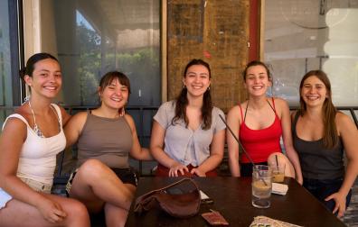 Eider Goñi, Idoia Moreno, Estela Hernández y Marina Aguerri; en la hora del café