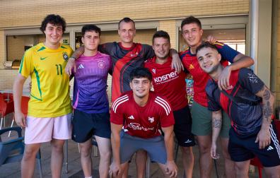 Miguel Ángel Urio, Víctor Salvador, Aimar Jaso, Raúl Menendez, Javier Perales, Pedro Barrutia y Adrián Daniel Opea