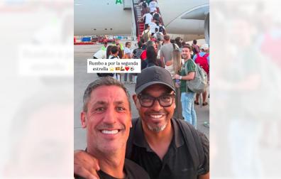 Joan Capdevila y Marcos Senna se han fotografiado y han compartido esta imagen en redes sociales antes de subir al avión rumbo a EE UU para ver la final del Mundial