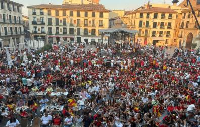 Ambiente para ver la fina del Mundial en la plaza de los Fueros de Tudela